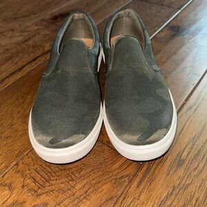 Steve Madden Slip Ons